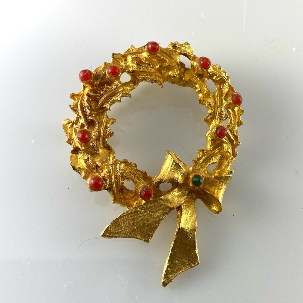 Vintage Gold Tone Christmas Wreath Brooch PIn